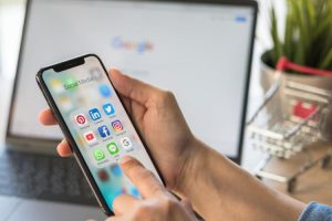 Estar en las redes sociales no garantiza trabajo